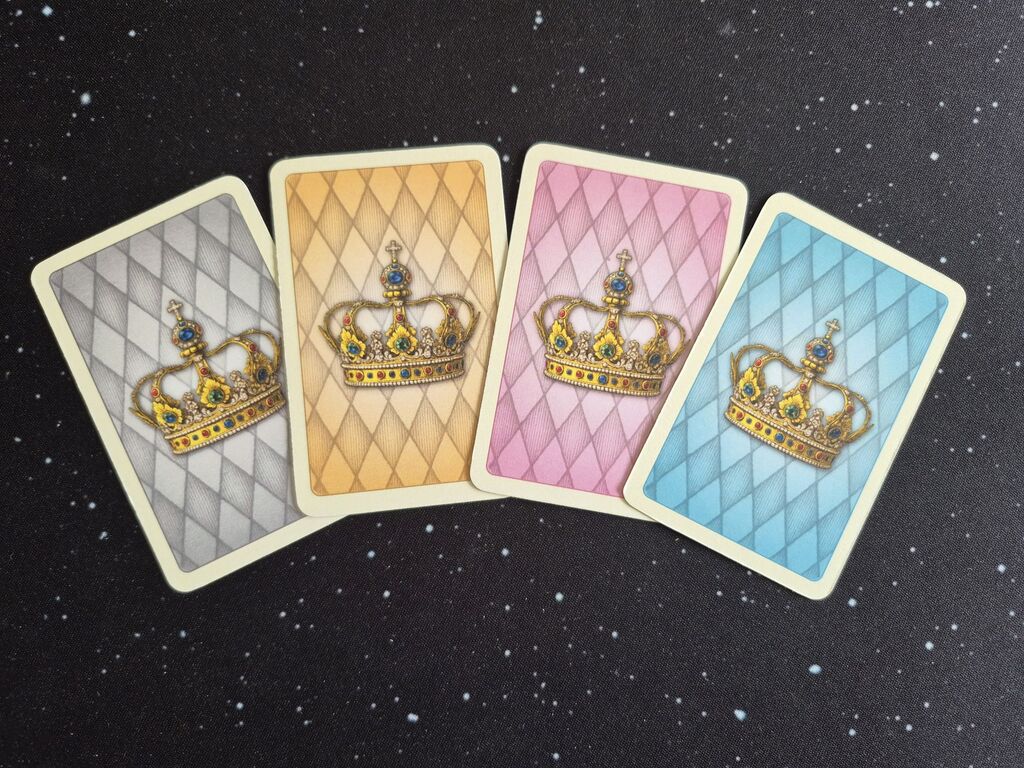 Vier unterschiedlich gefärbte Karten mit Krone.