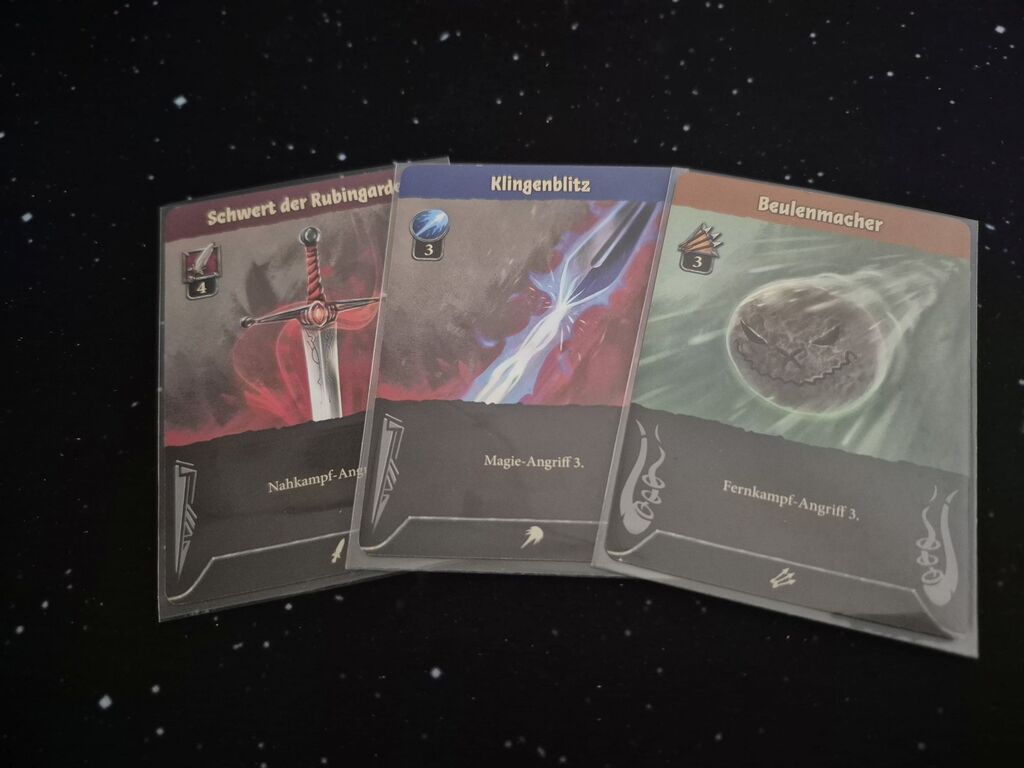 Drei Karten mit Text, Symbol und Illustration.