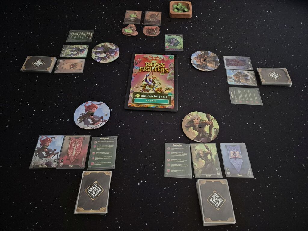 Spielmaterial von "Boss Fighters" im Aufbau.