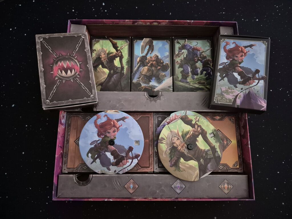 Spielmaterial aufgeräumt in der Schachtel von "Boss Fighters".