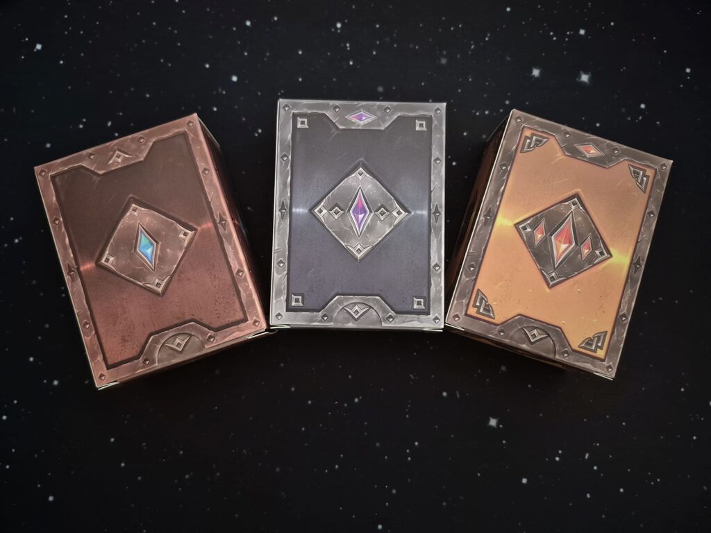 Drei Schachteln im Kartenformat.