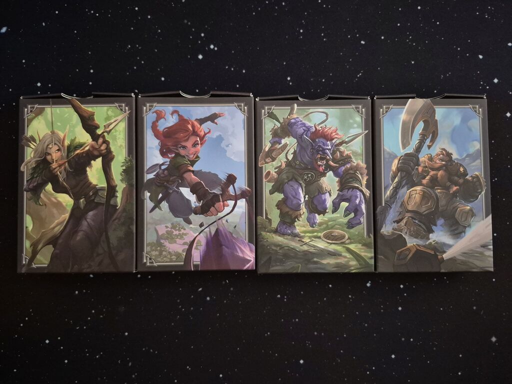 Vier Schachteln mit Heldenillustration für Karten aus "Boss Fighters".