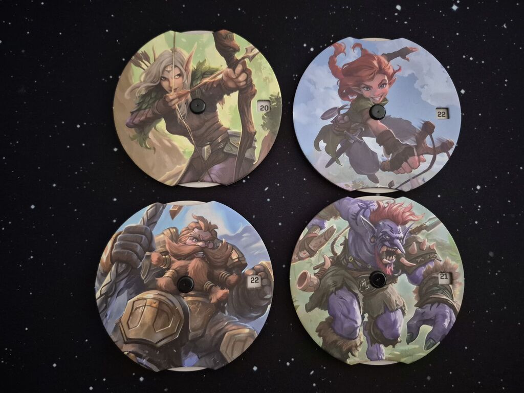 Vier Scheiben mit Illustration der Helden und Lebenspunkteanzeige.