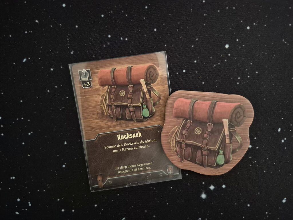 Karte und Plättchen mit Rucksack.