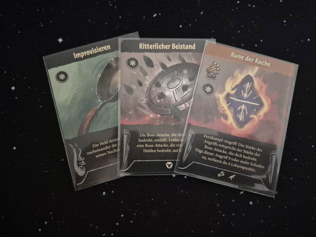 Drei Karten mit Text, Illustration, Symbolen.