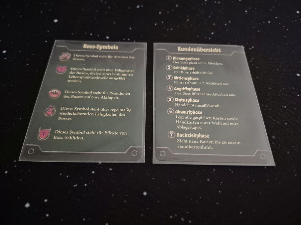 Zwei Karten mit Text und Symbolen.