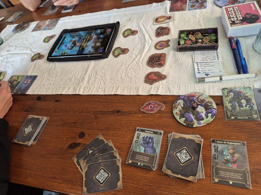 Spielmaterial auf Tisch.