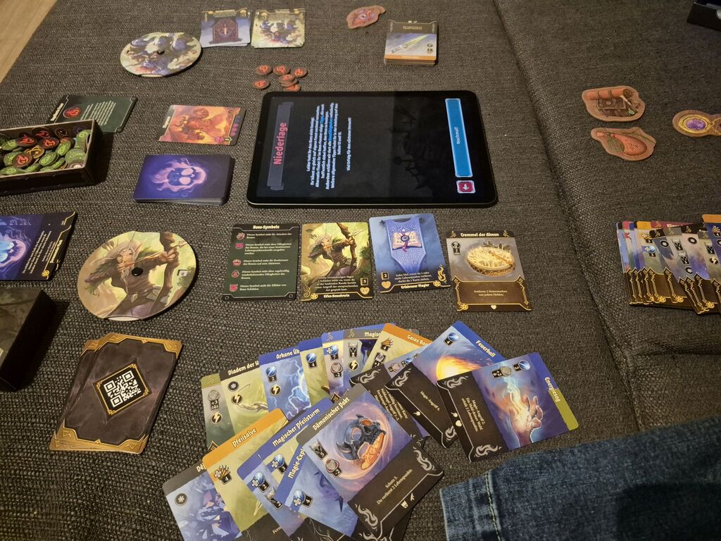 Spielmaterial auf Sofa.