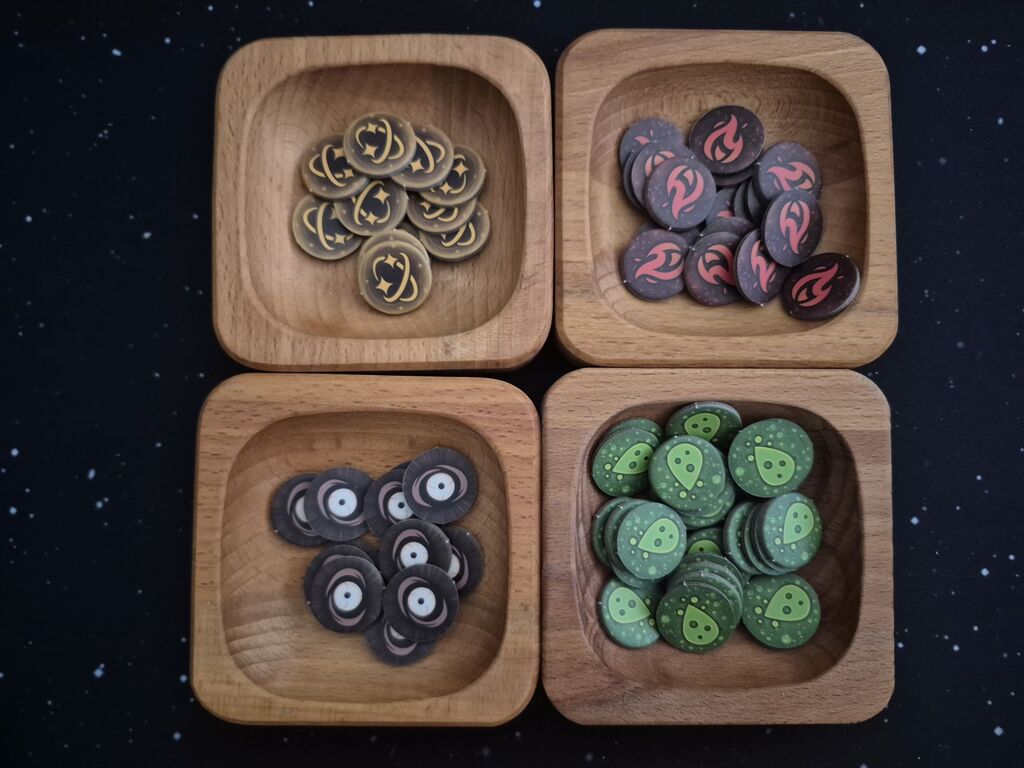 Vier Holzschalen mit unterschiedlichen, runden Markern.