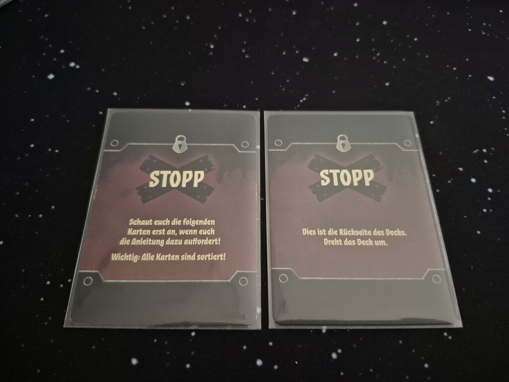 Zwei Karten mit Text.