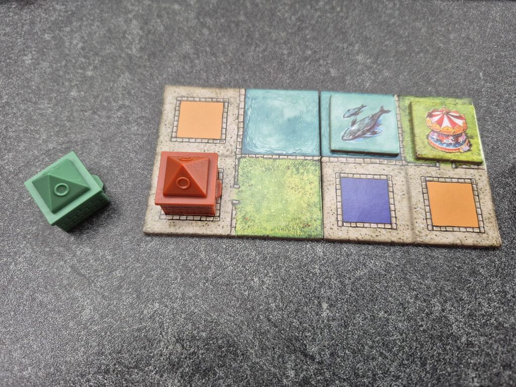 Ein Gebäudeteil aus "Cities" steht neben einem Stadtplan-Teil.