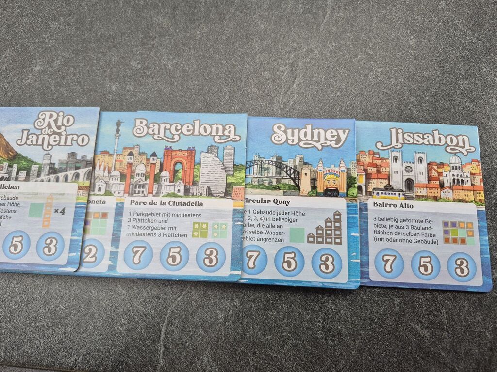 Spielplanteile mit Text und Symbolen.