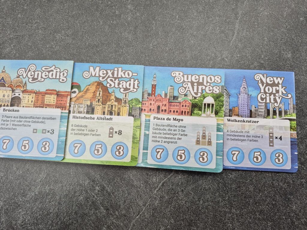 Spielplanteile mit Text und Symbolen.