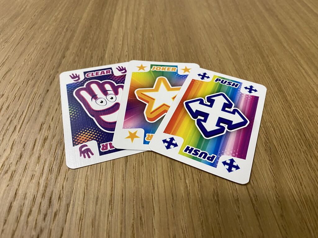 Drei Karten mit Symbolen und Text.