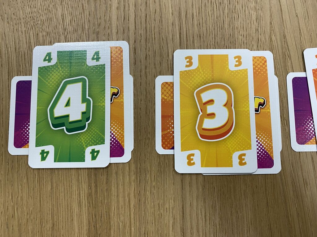 Bunte Karten mit Zahlen, teils verdeckt.