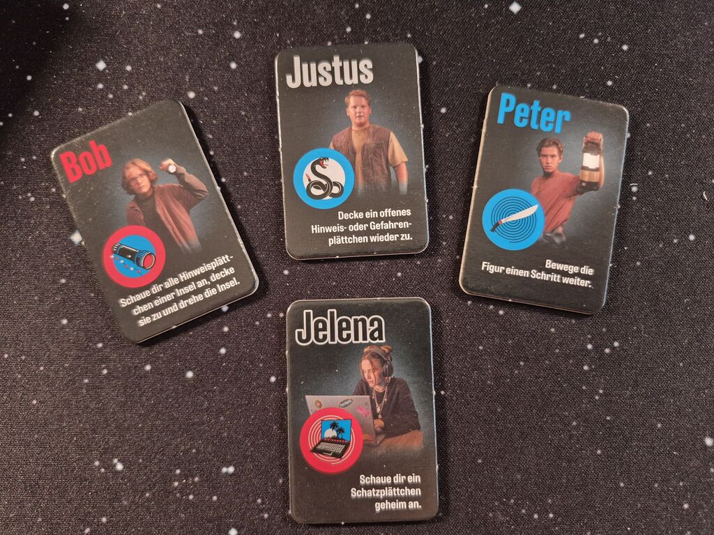 Vier Plättchen mit Text, Symbol, Foto.