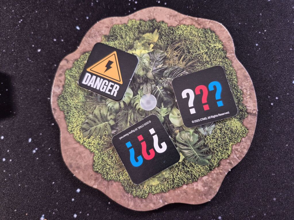 Drei Plättchen auf Dschungelscheibe, zwei verdeckt, eins offen.