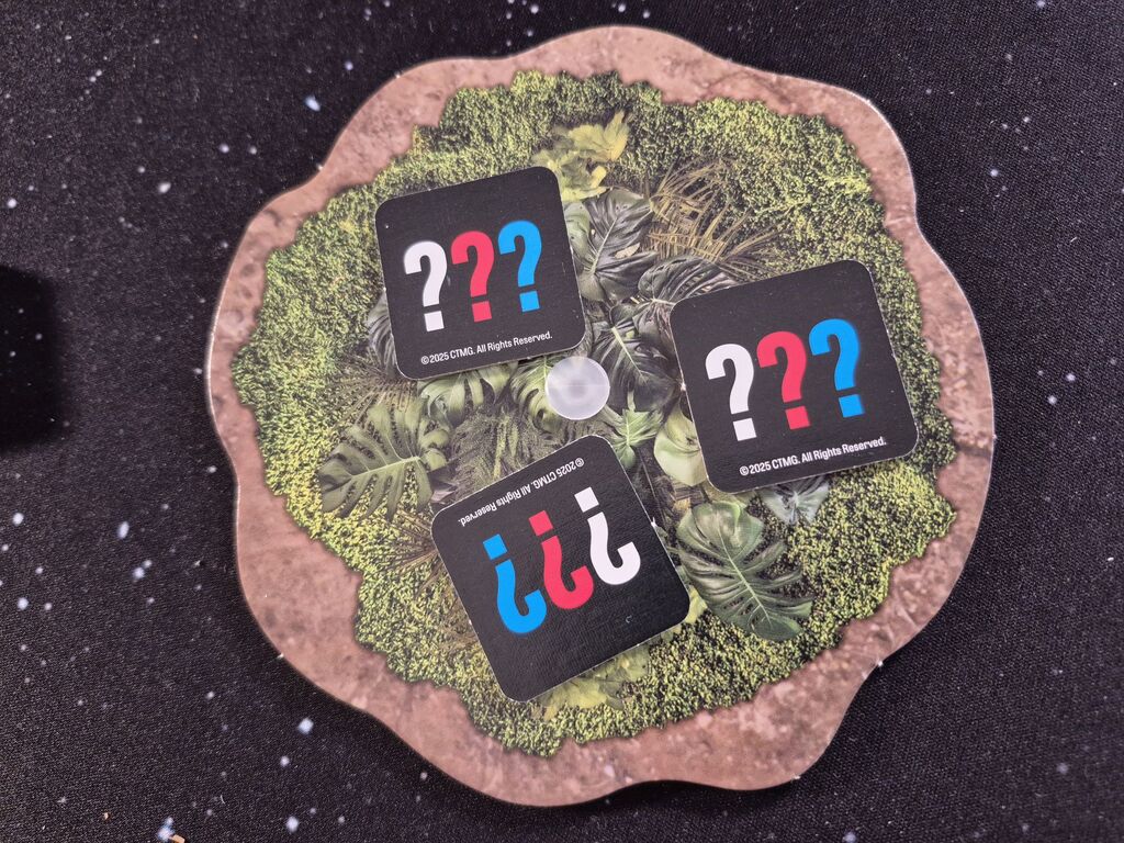 Drei verdeckte Plättchen auf Dschungelscheibe.