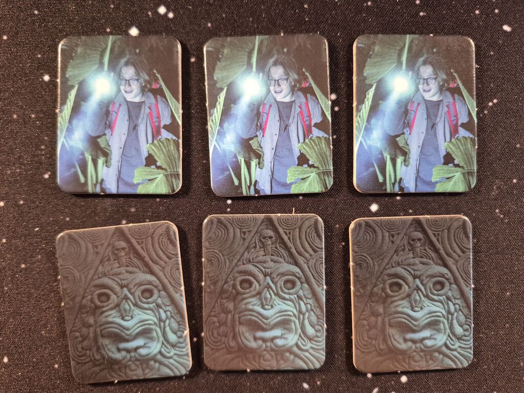 Plättchen, drei mit Junge, drei mit Steinrelief.