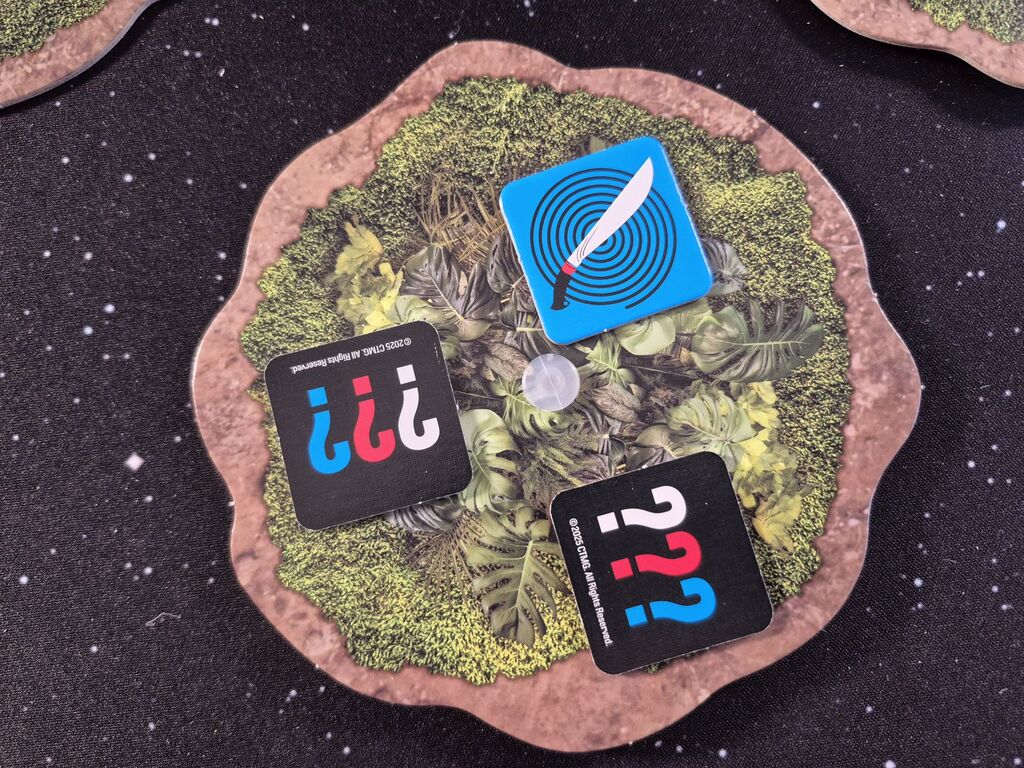 Drei Plättchen, davon eins aufgedeckt.