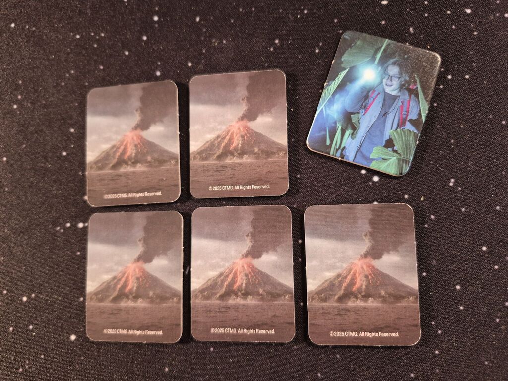 Fünf Plättchen verdeckt, eins aufgedeckt.