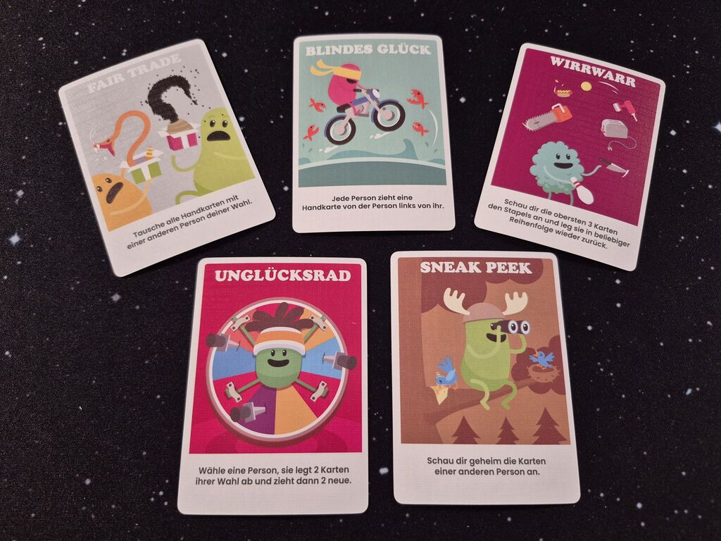 Fünf Karten mit Text und Illustration.