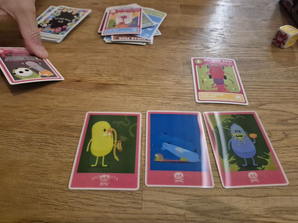 Spielmaterial von "Dumb Ways to Die" im Spielverlauf.