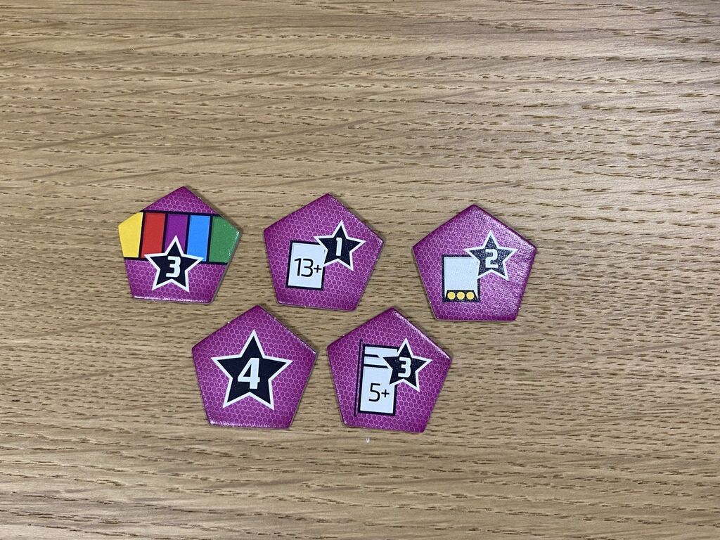 Fünf Plättchen mit Symbolen aus "Four Planets".