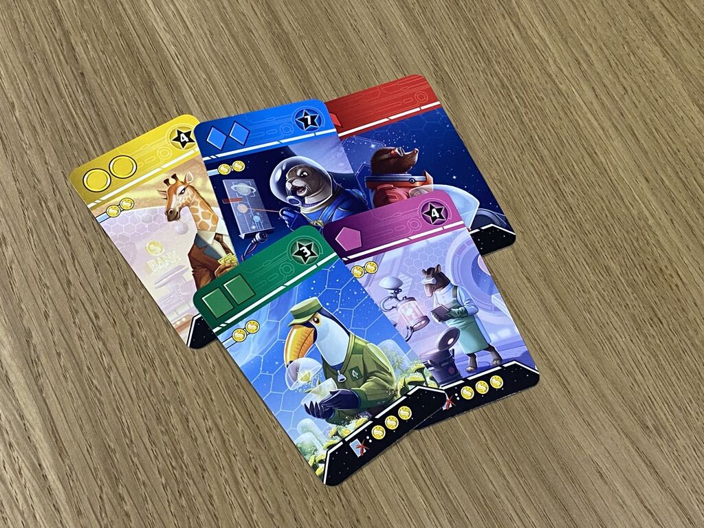 Fünf Karten mit Illustration und Symbolen.