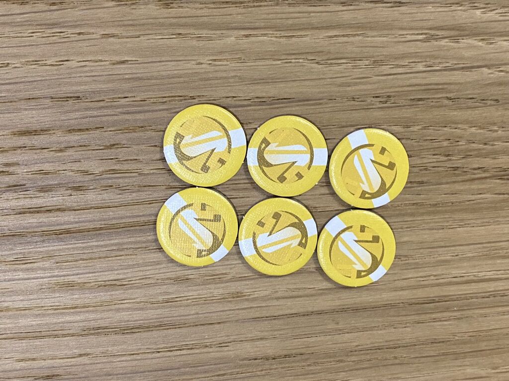 Sechs Münzmarker.