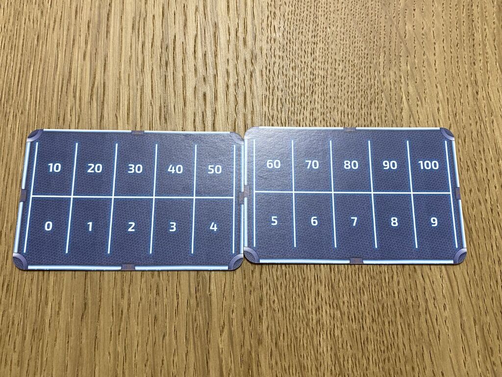 Zwei Karten mit Zahlenreihen.