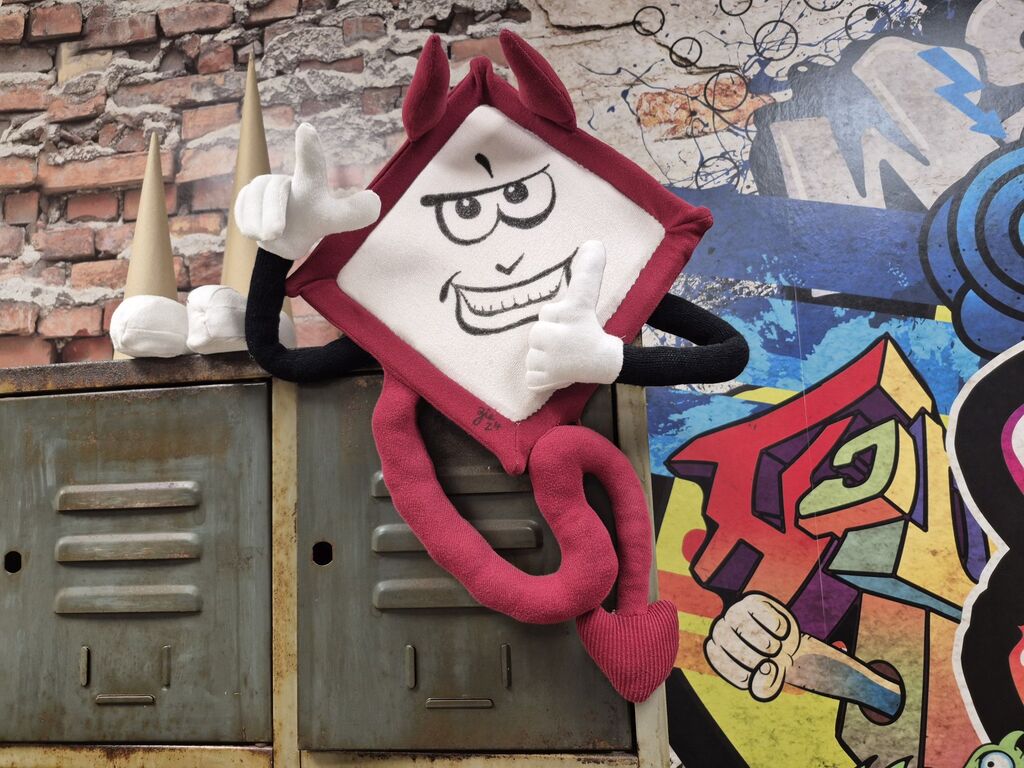 Plüschfigur in Warnschild-Form.