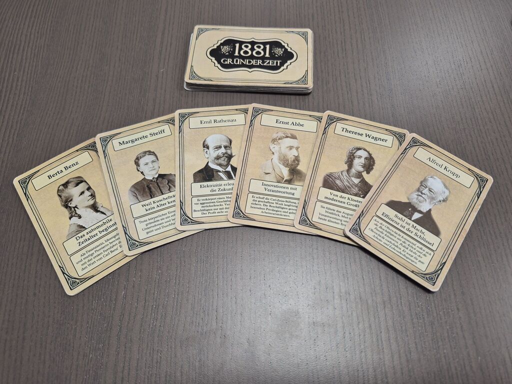 Karten mit historischen Fotos und Text.