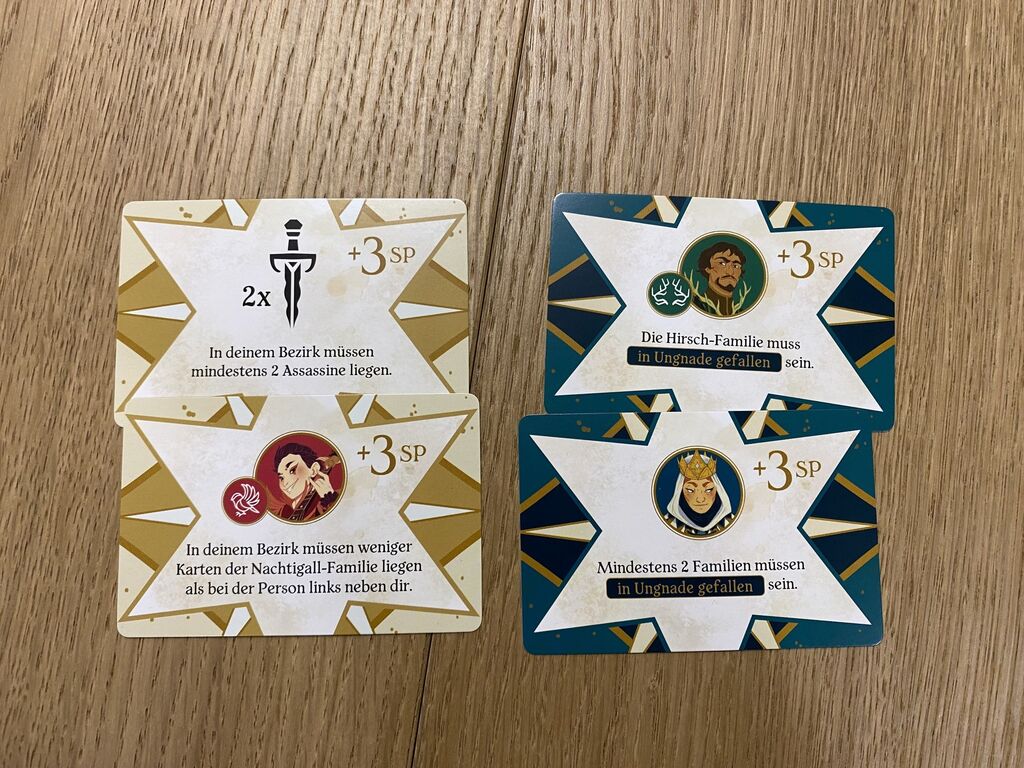 Vier Karten mit Text und Symbolen.