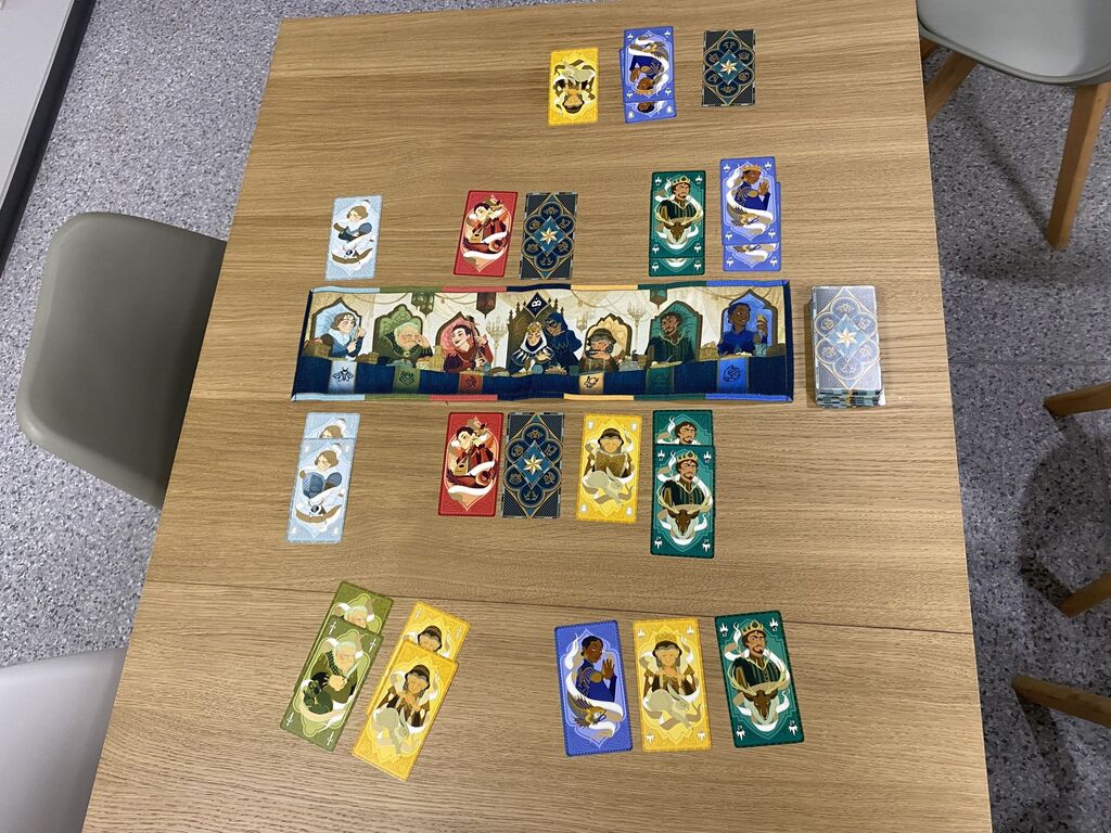 Spielmaterial von "Hof-Verrat" im Spielverlauf.