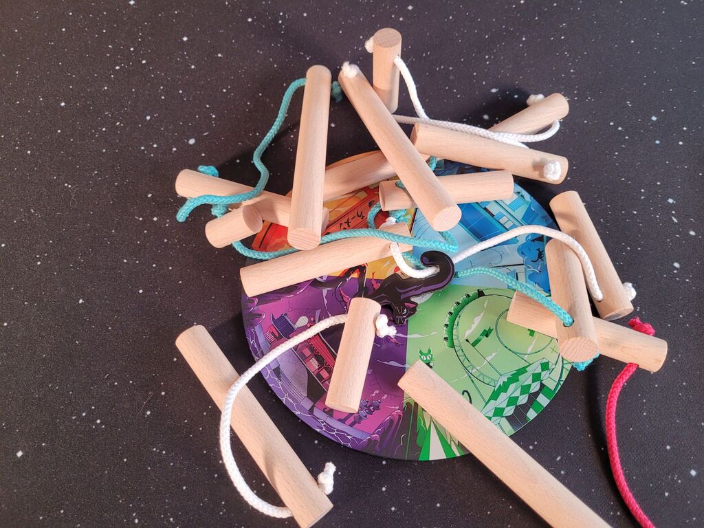 Verstreutes Spielmaterial von "Nekojima".