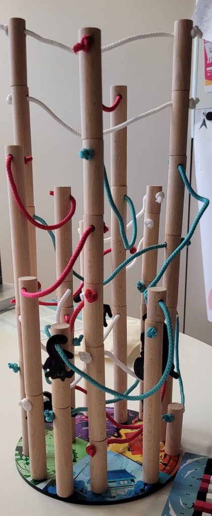 Hohe Säulen mit vielen Kabeln aus "Nekojima".