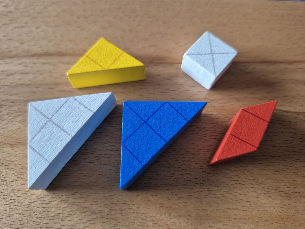 Fünf Holzteile in fünf Farben.