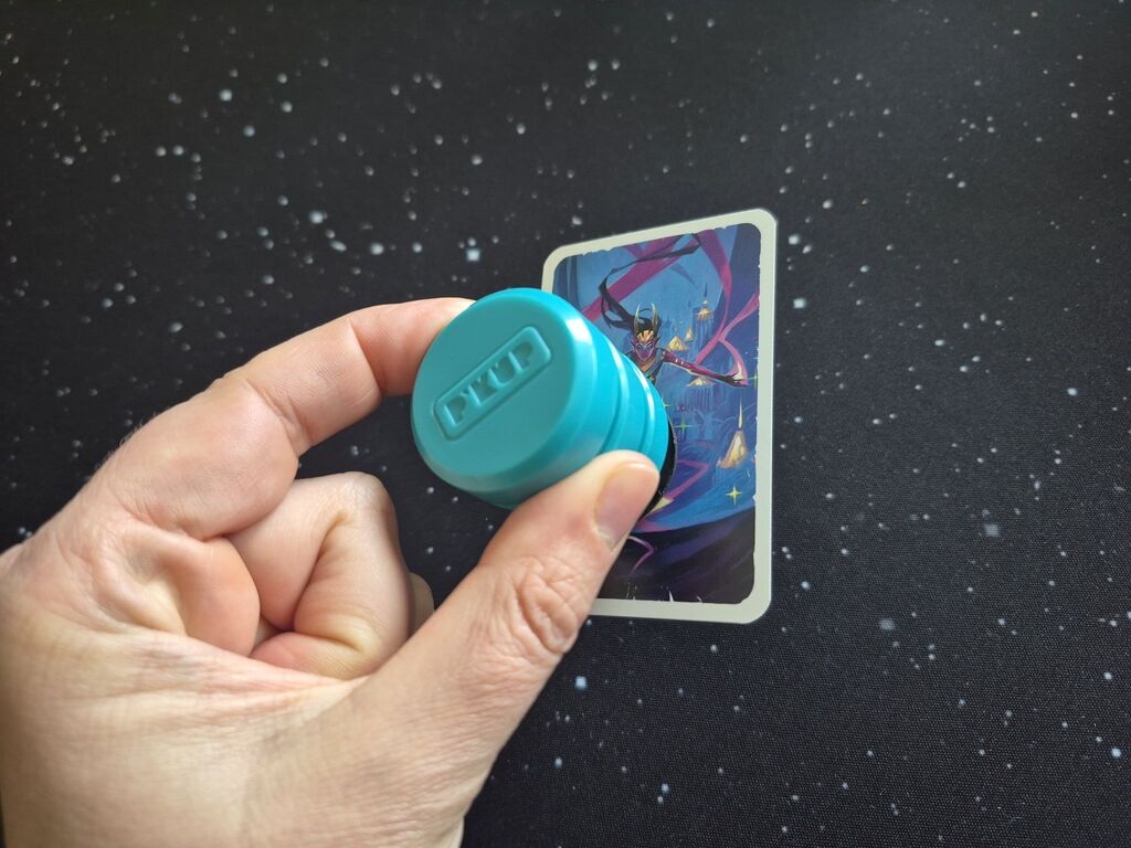 Karte hängt an Saugnapf.