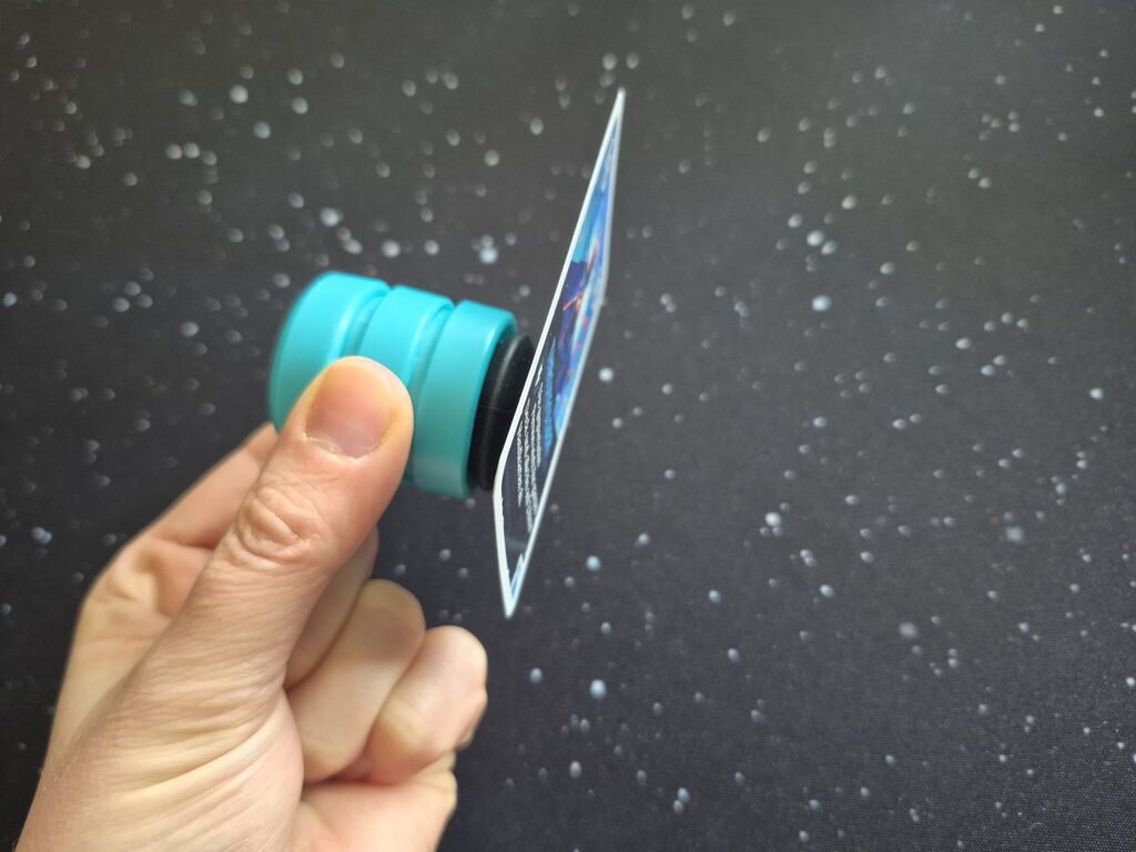 Hand hält Knubbel mit Karte.