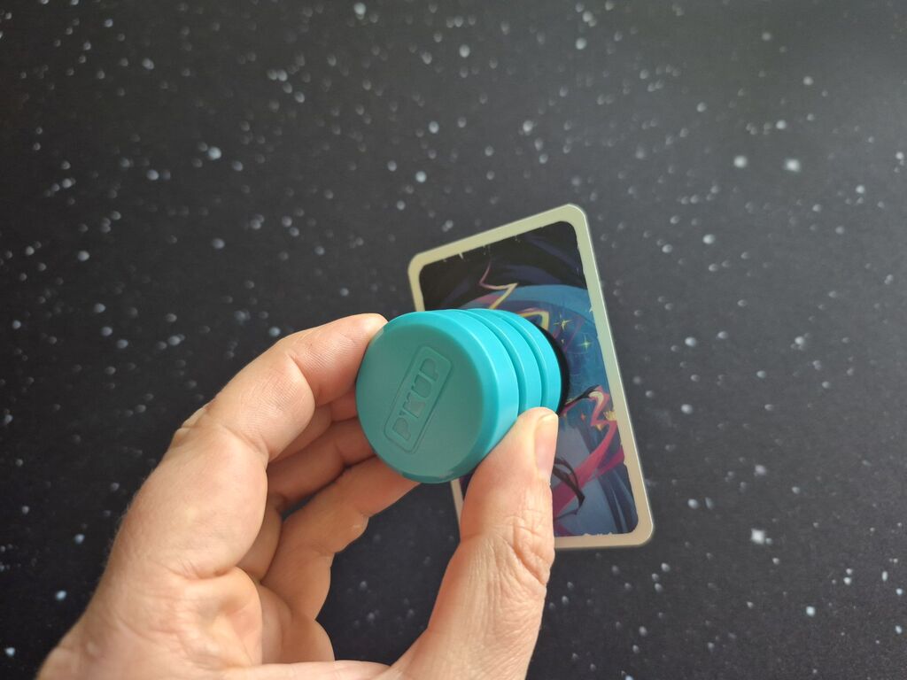 Hand hält Knubbel mit Karte in anderer Haltung.