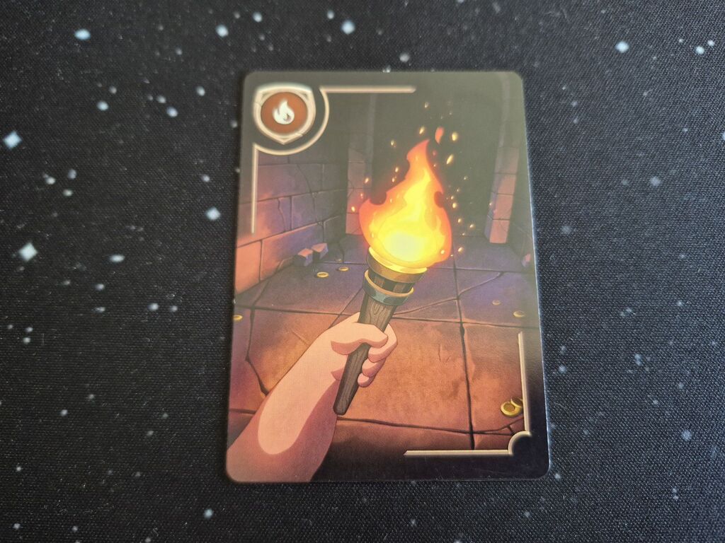 Eine Karte mit einer Hand, die eine Fackel hält.