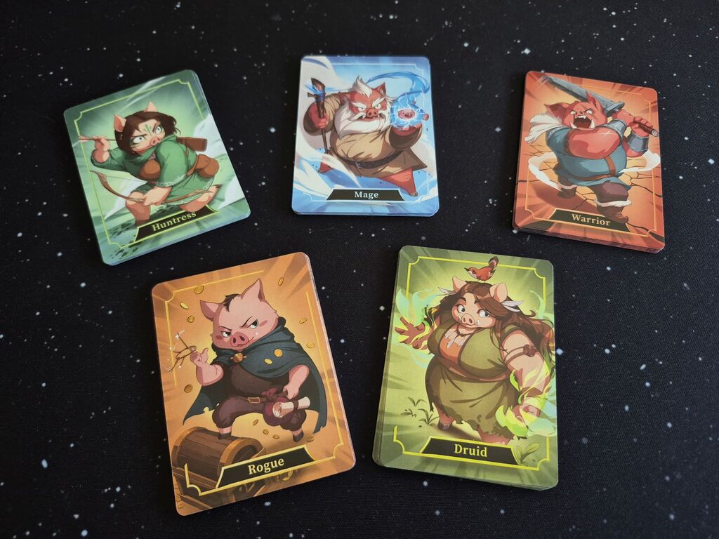 Fünf Kartenstapel mit Illustration.