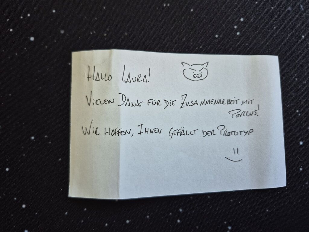 Kleiner Brief auf Papier.