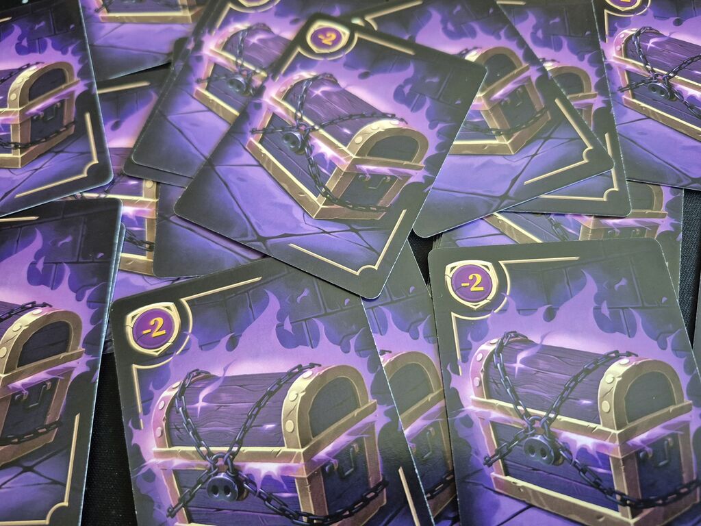 Ein Haufen Karten mit verschlossenen Schatztruhen.