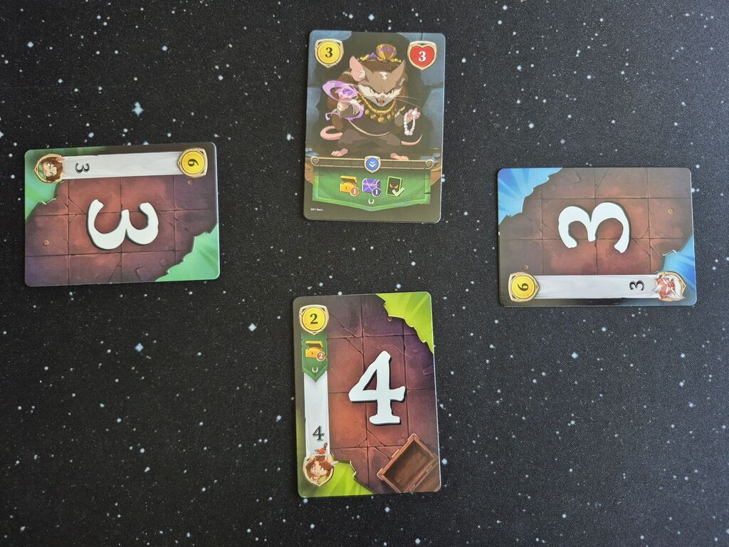 Karten mit Zahlen und Symbolen.