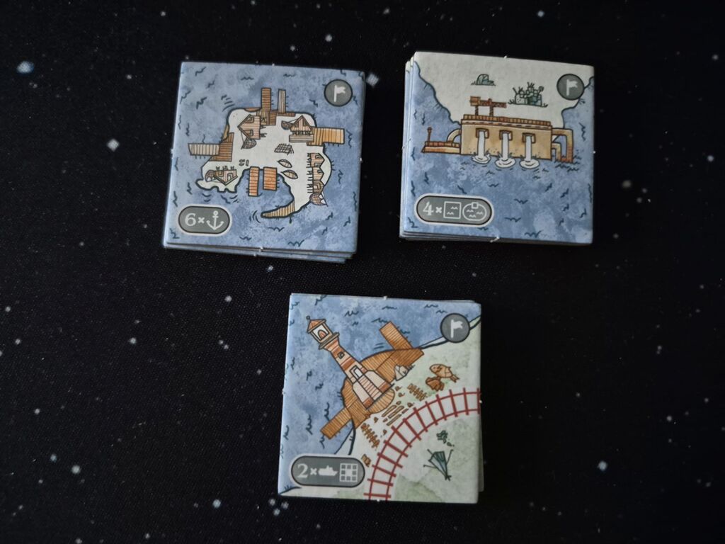 Drei Stapel Plättchen mit Symbolen.