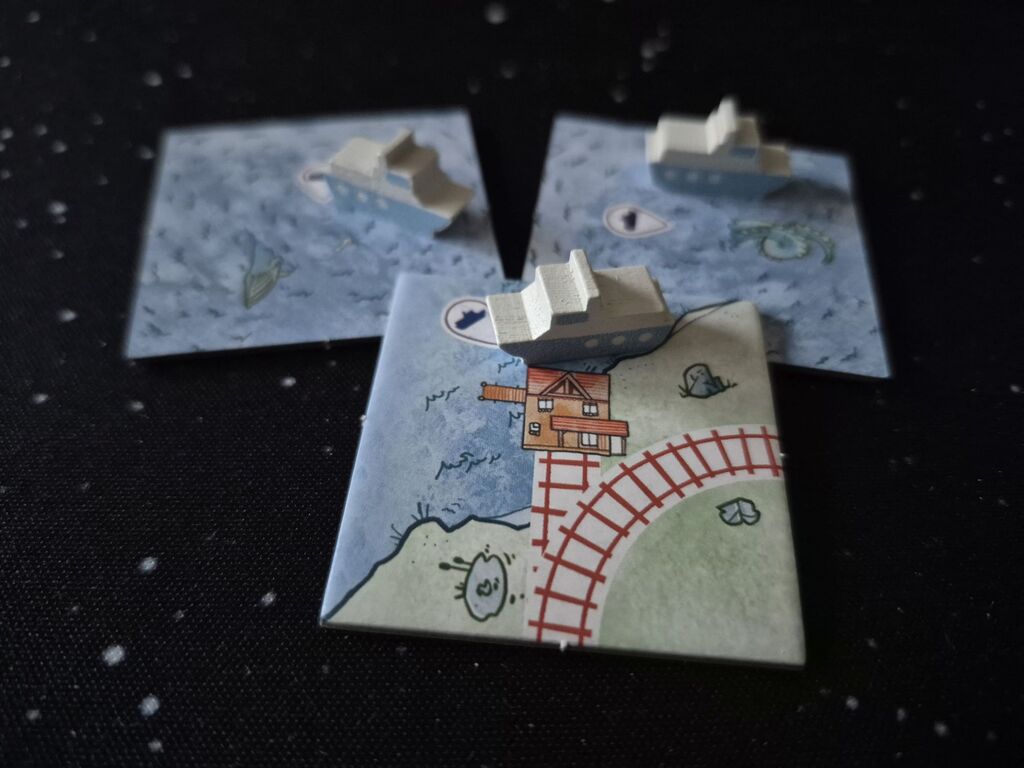 Plättchen mit kleinen Holzbooten.