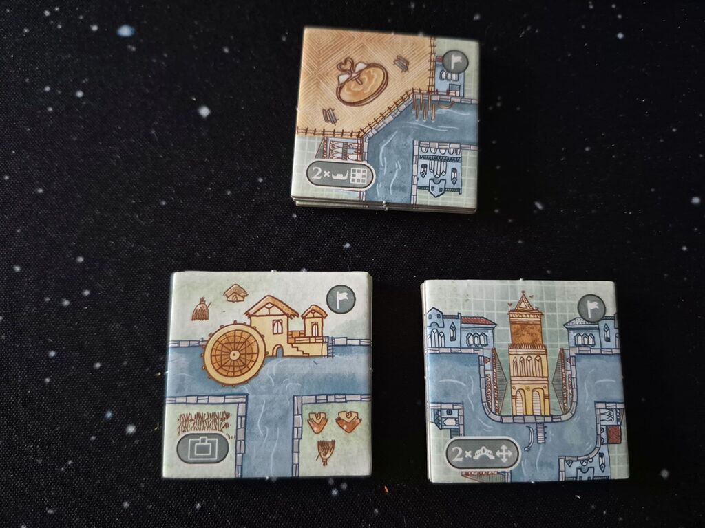 Drei Stapel Plättchen.