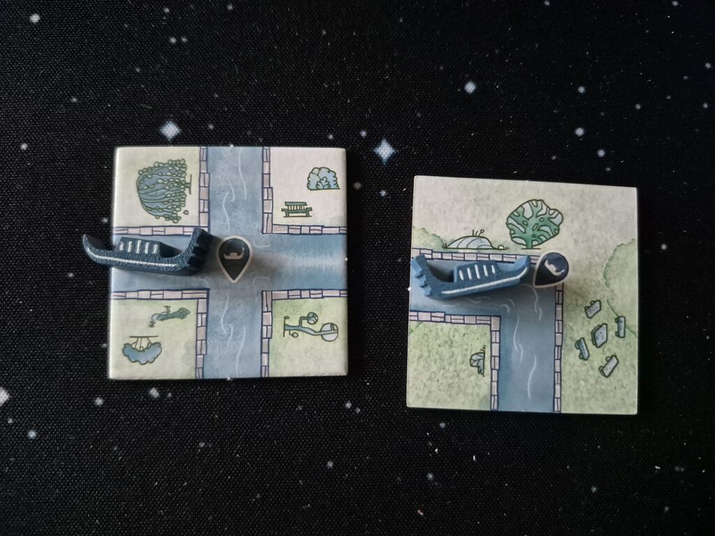 Plättchen mit kleinem Holzboot.